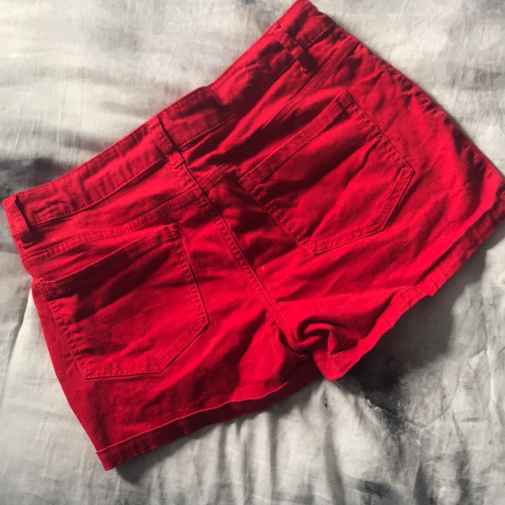 Red shorts - Picture 4 of 5
